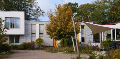 Modernes Haus mit Garten im Herbst